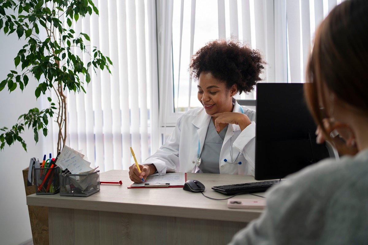 vista-lateral-sonriente-doctor-tomando-notas